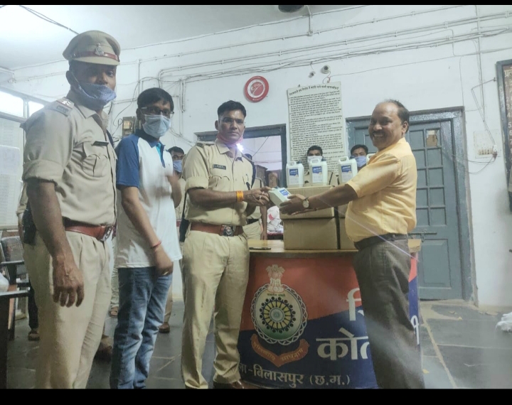 कोरोना वायरस से बचाने जनता की सुरक्षा में दिन रात लगे पुलिस के लिए भाटिया परिवार ने दिए 40 लीटर सेनिटाइजर