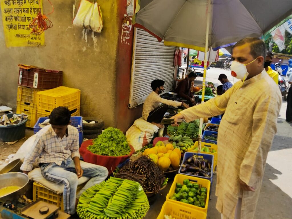 कोरोना वायरस से लोगो को शहर विधायक शैलेष पांडेय कर रहे जागरूक व सावधान , आम लोगों के बीच पहुंच कर सरकार की कार्रवाई का साथ देने कर रहे अनुरोध साथ ही लॉक डाउन का ले रहे जायजा