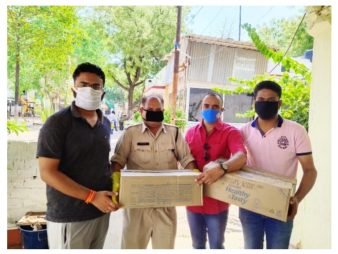 भाजयुमो लॉक डाउन में परेशान जरूरतमंदों व गरीबो की मदद के लिए राशन व तेल पुलिस लाइन को सौंपा