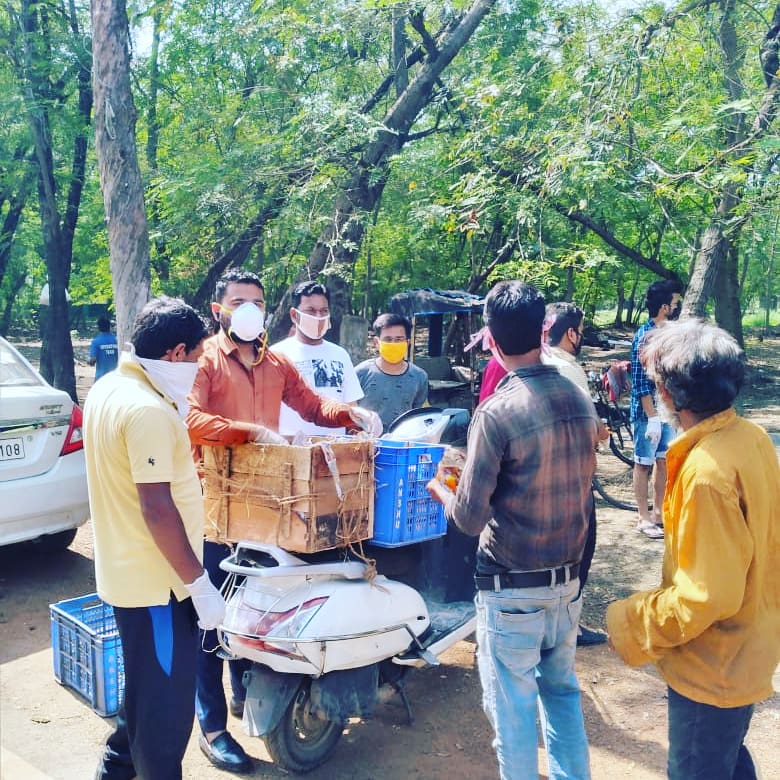 विधायक शैलेष पांडेय के विरुद्ध एफआईआर होने के बाद भी जरूरत मन्दों ,गरीबो को मदद करना बंद नही हुआ बल्कि समर्थंक वार्डो में जा जाकर बांट रहे राशन