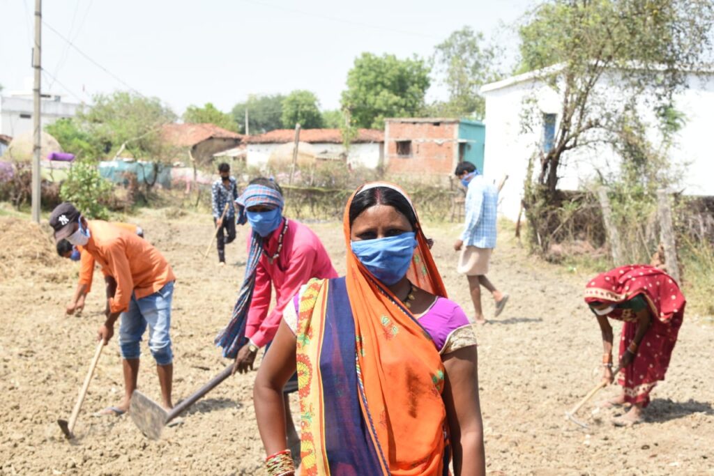 मनरेगा के तहत 20 हजार से भी ज्यादा मजदूरों को काम, सोशल डिस्टेंसिग का किया जा रहा पालन