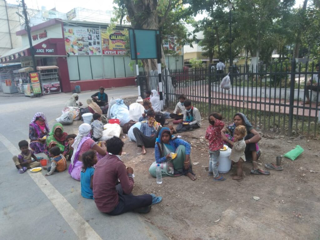 कोरोना  सेफ बिलासपुर शहर में मजदूरों को विभिन्न वार्डों के सामुदायिक भवन व स्कूलों में ठहराना यानि खतरे का संकेत