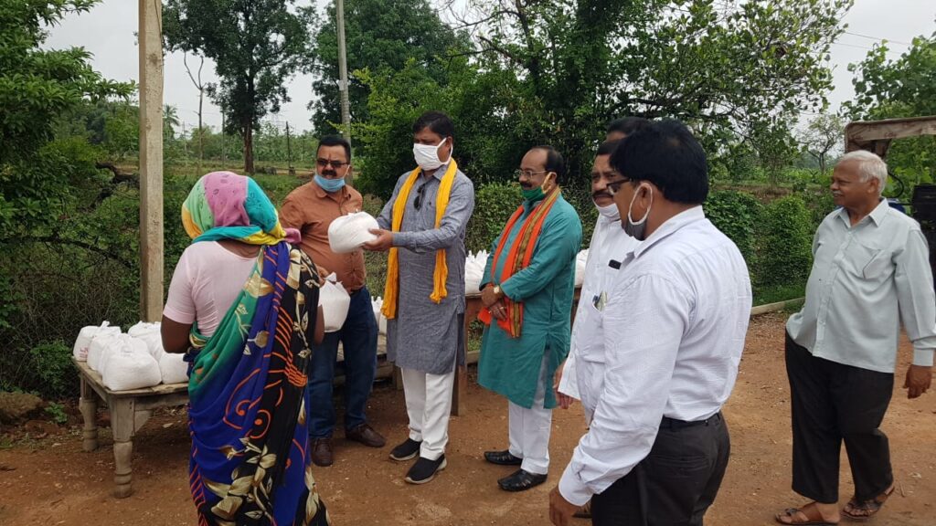 बनियाडीह में सांसद और विधायक के हाथों हुआ राशन वितरण ,