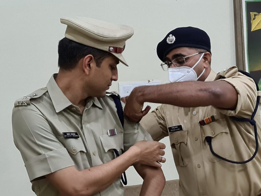 बिलासपुर पुलिस ने अपने कंधों पर धारण किया छत्तीसगढ़ पुलिस का प्रतीक चिन्ह , अब गर्व  से कहेंगे हम छत्तीसगढ़ के पुलिस