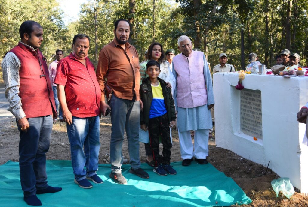 कोटा रेंज के तत्कालीन रेंजर स्व एम डब्ल्यू खोखर के शिलालेख पर मतदाता जागृति मंच के राष्ट्रीय अध्यक्ष नंद कुमार बघेल ने श्रद्धांजलि अर्पित की