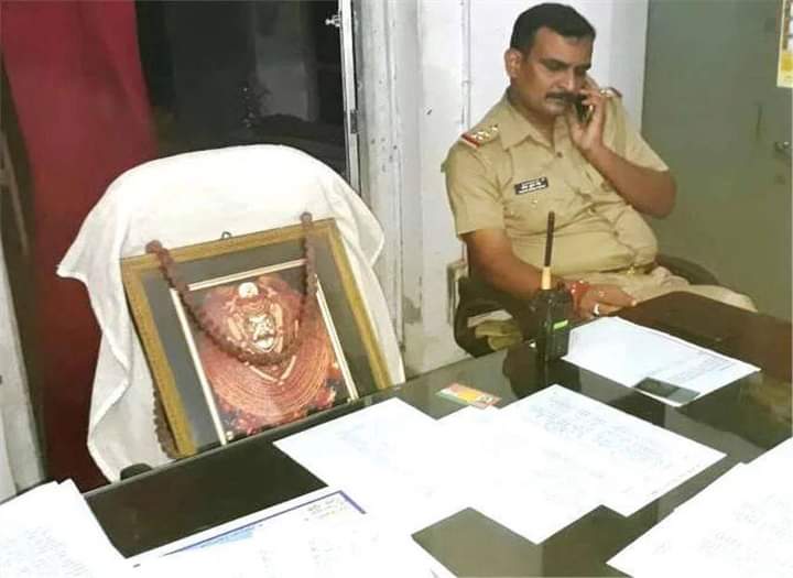 एक पुलिस स्टेशन ऐसा भी जहां थानेदार की कुर्सी पर आज तक कोई अधिकारी ने बैठने की हिम्मत नही की  ,कुर्सी पर बाबा काल भैरव वर्षो से अपना आसन जमाए हुए हैं ,इस थाने आज तक कोईIPS,IAS नही आया