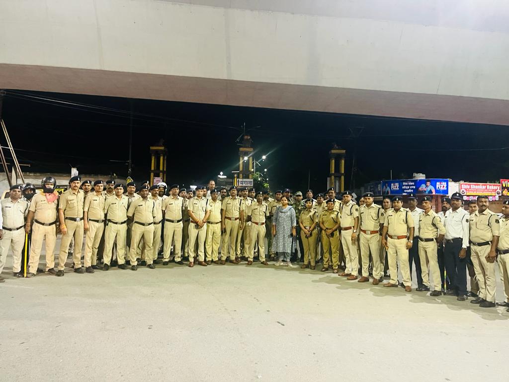 एसएसपी पारुल माथुर 3 सौ पुलिस कर्मियों के साथ आधी रात को सड़कों पर निकली ,अनावश्यक घूमने वालों को कनबुच्ची लगवाई