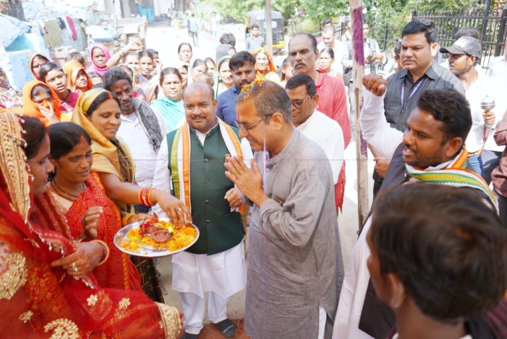 शहर विधायक शैलेष पाण्डेय गौरा गौरी पूजा कार्यक्रम में और ओपन जिम उद्घाटन कार्यक्रम मे शामिल हुए , मांदर बजाकर सोंटा खाया और क्षेत्र की उन्नति की कामना की