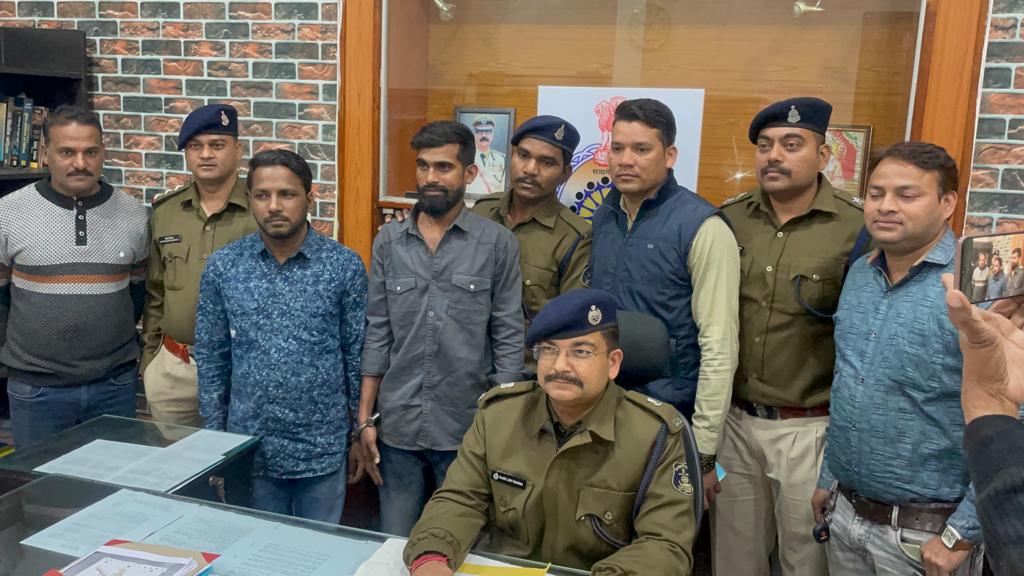 बनारस से ब्राउन शुगर लेकर आ रहे दो व्यक्तियों को पुलिस ने रतनपुर में बस की घेराबंदी करके किया गिरफ्तार