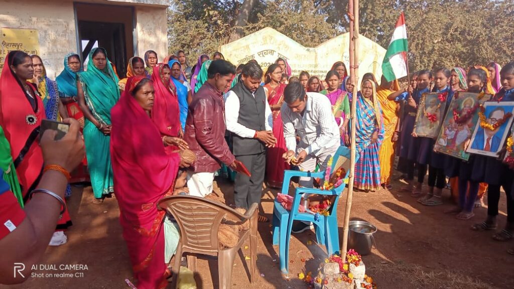 मस्तूरी विधानसभा के ग्राम सुकुल कारी में  शान से लहराया तिरंगा ,भाजपा नेता चंद्रप्रकाश सूर्या जिलाध्यक्ष भाजपा अनुसूचित जाति मोर्चा ने झंडारोहण किया