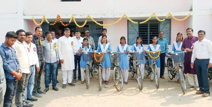 ग्राम बैमा शासकीय कन्या हाई स्कूल में जिला पंचायत सभापति गौरहा ने 32 छात्राओं को किया सायकल वितरण.