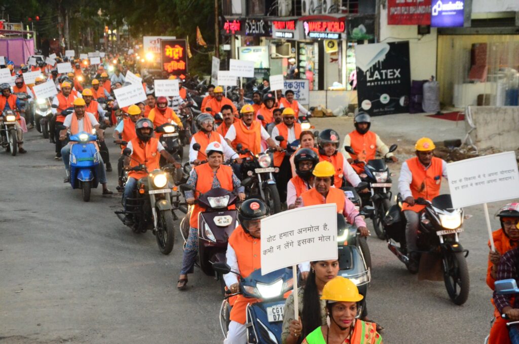 केसरिया जैकेट में वन्दे मातरम् मित्र मंडल के 300 बाइक सवारों ने रैली निकालकर मतदाताओं को किया जागरूक