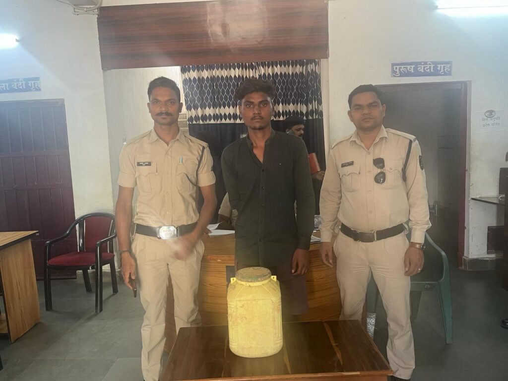 रतनपुर पुलिस द्वारा अवैध रूप से कच्ची महुआ शराब बेचने वाले को किया गिरफ्तार। ???? 15 लीटर कच्ची महुआ शराब कीमती लगभग 3000 रूपये को आरोपी से किया गया जप्त