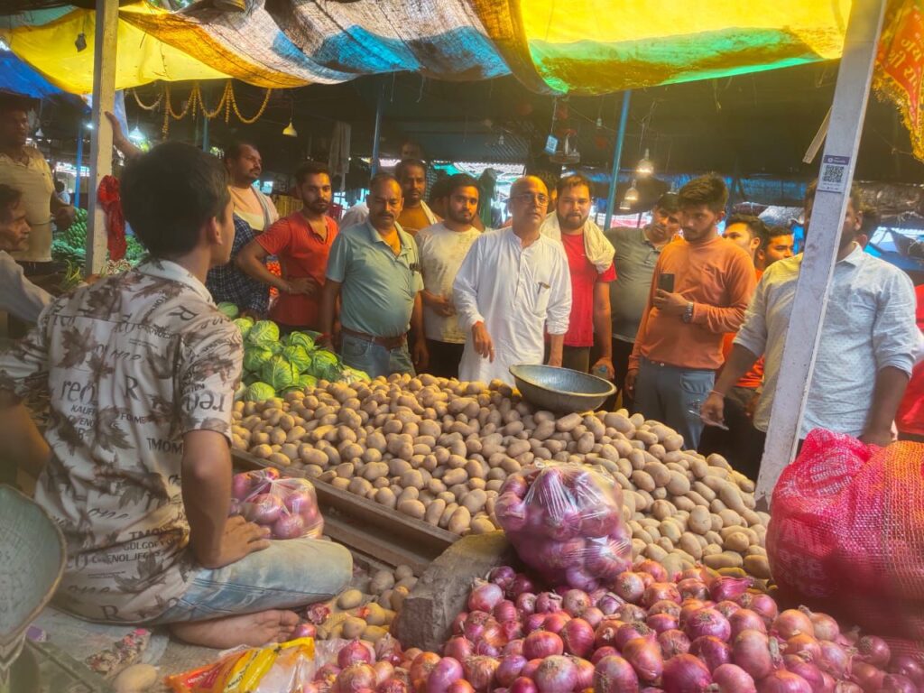 विधानसभा चुनाव में बुलडोजर का निकाला गया जुलूस की सच्चाई अब बृहस्पति बाजार के सब्जी दुकानदारों पर बुलडोजर चलाने की तैयारी, यह प्रशासन का तानाशाही रवैया , पूर्व विधायक शैलेष पांडे ने कहा- गरीबों की रोजी-रोटी छीन रही है भाजपा सरकार, पहले वोट ले लिया अब चोट दे रहे