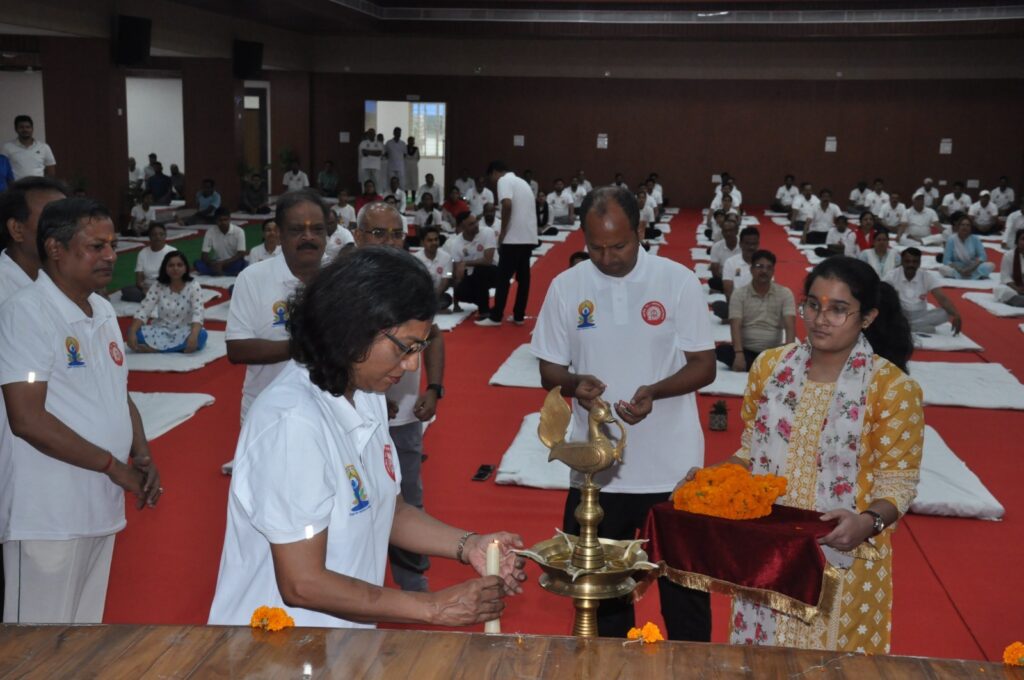 10वां अंतर्राष्ट्रीय योग दिवस के अवसर पर आज दक्षिण पूर्व मध्य रेलवे में योग शिविर का आयोजन कर महाप्रबंधक सहित अधिकारियों, कर्मचारियों ने योगाभ्यास किया