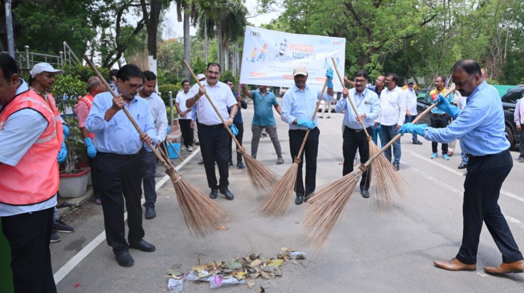 एसईसीएल मुख्यालय में विशेष स्वच्छ्ता पखवाडा के तहत की गई साफ सफाई