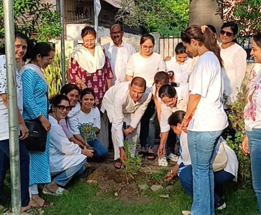 अन्तरराष्ट्रीय योग दिवस व विश्व पर्यावरण दिवस पर ब्लिस योग क्रेन्द्र व ग्रीन कैनेपी के सदस्यो के साथ नगर व वार्ड के लोगों ने छत्तीसगढ योग आयोग के पुर्व सदस्य रविन्द्र सिंह  के उपस्थिति मे वृक्षारोपण किये और  योगाभ्यास भी किया